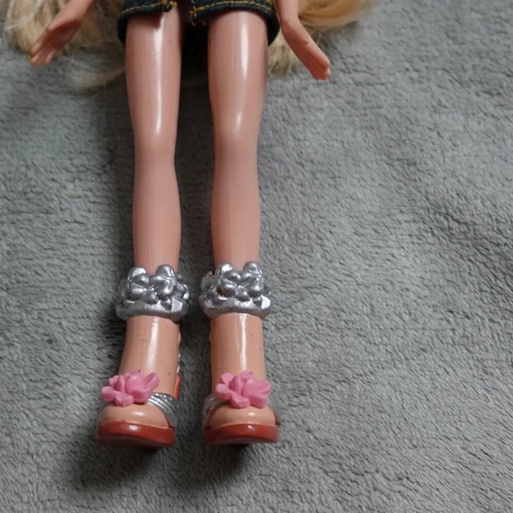 Bratz Play Doll Cloe Straight Blonde Hair Casual Outfit Top Skirt - Picture 6 of 11